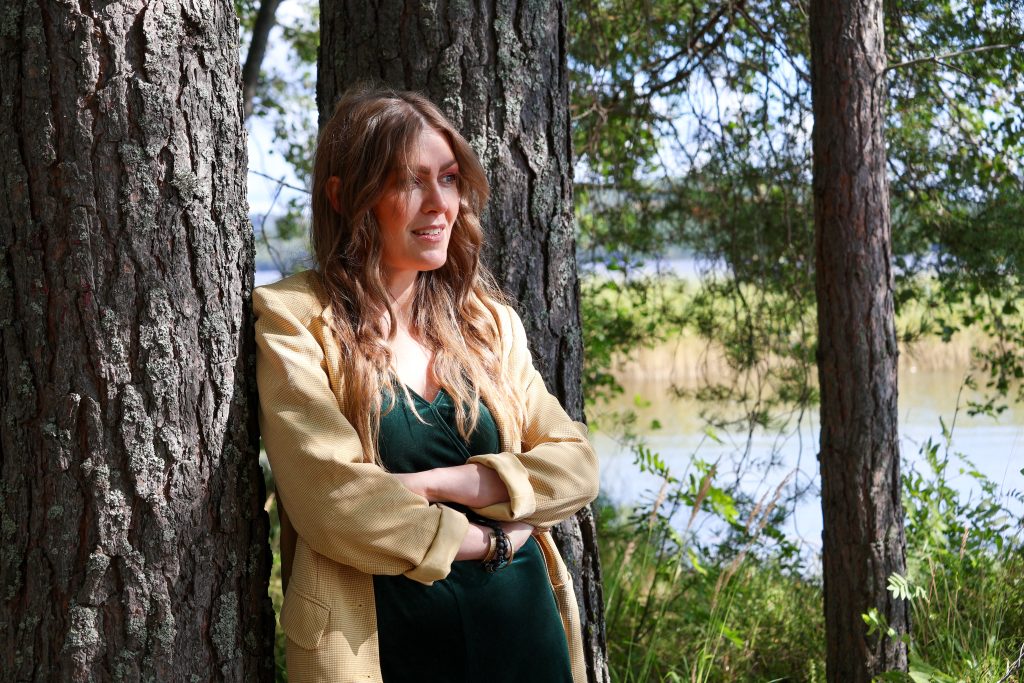 12-jaollisessa värianalyysissa Jyväskylässä saat tietää väriperheesi lisäksi sinulle parhaiten sopivat värit niin pukeutumisessa kuin meikissä. 